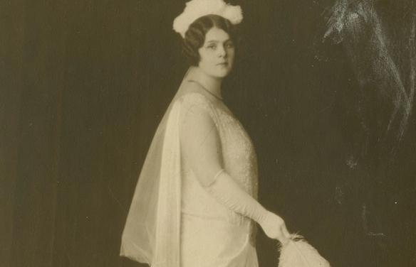 Айно Каллас в белом платье (Aino Kallas valkoisessa mekossa)