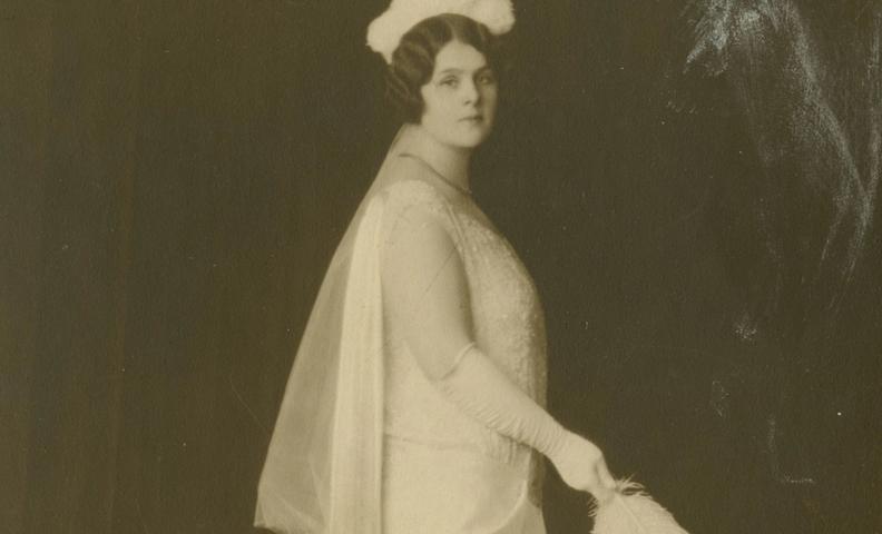 Айно Каллас в белом платье (Aino Kallas valkoisessa mekossa)