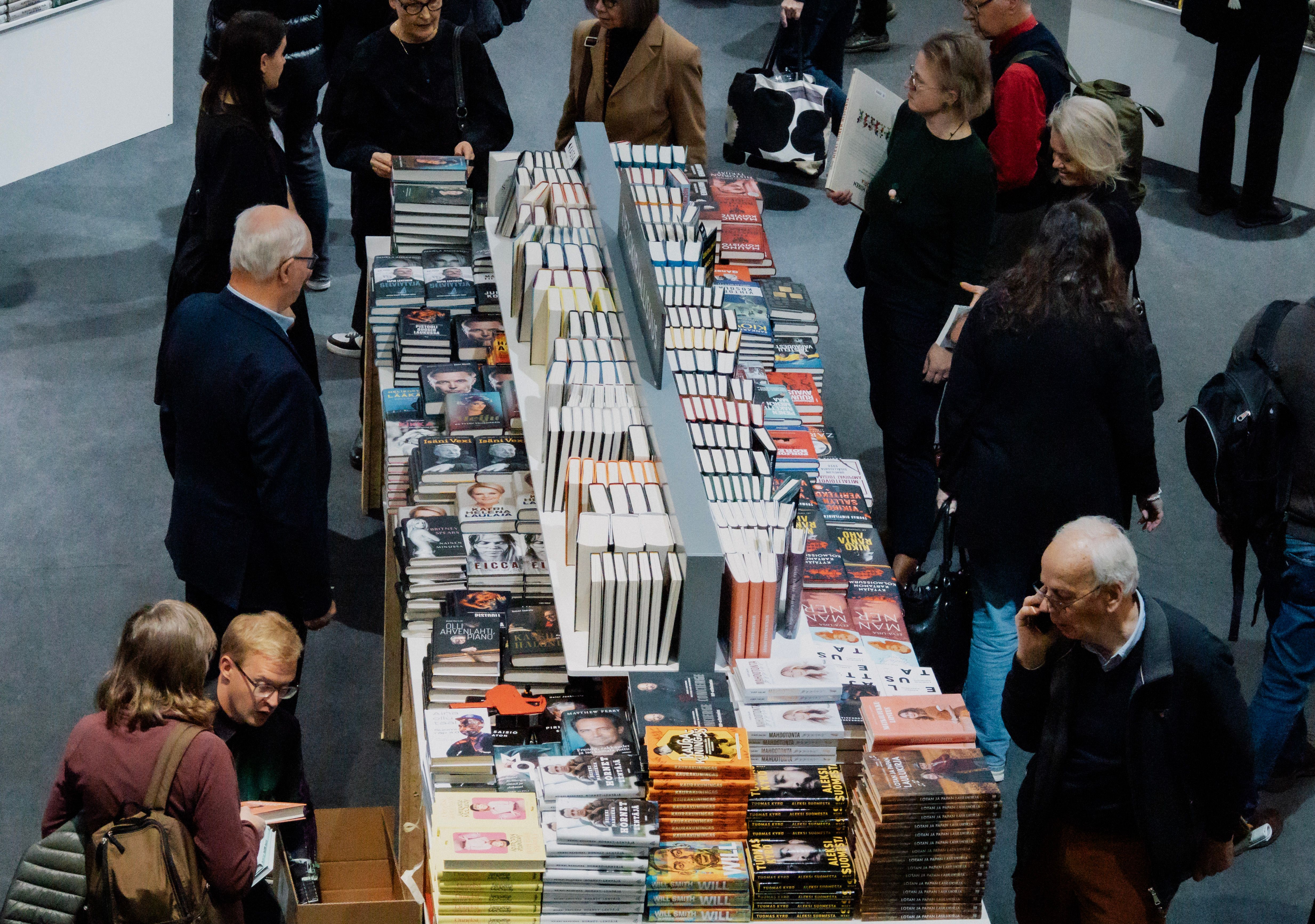 Ihmisiä kirjamessuilla 