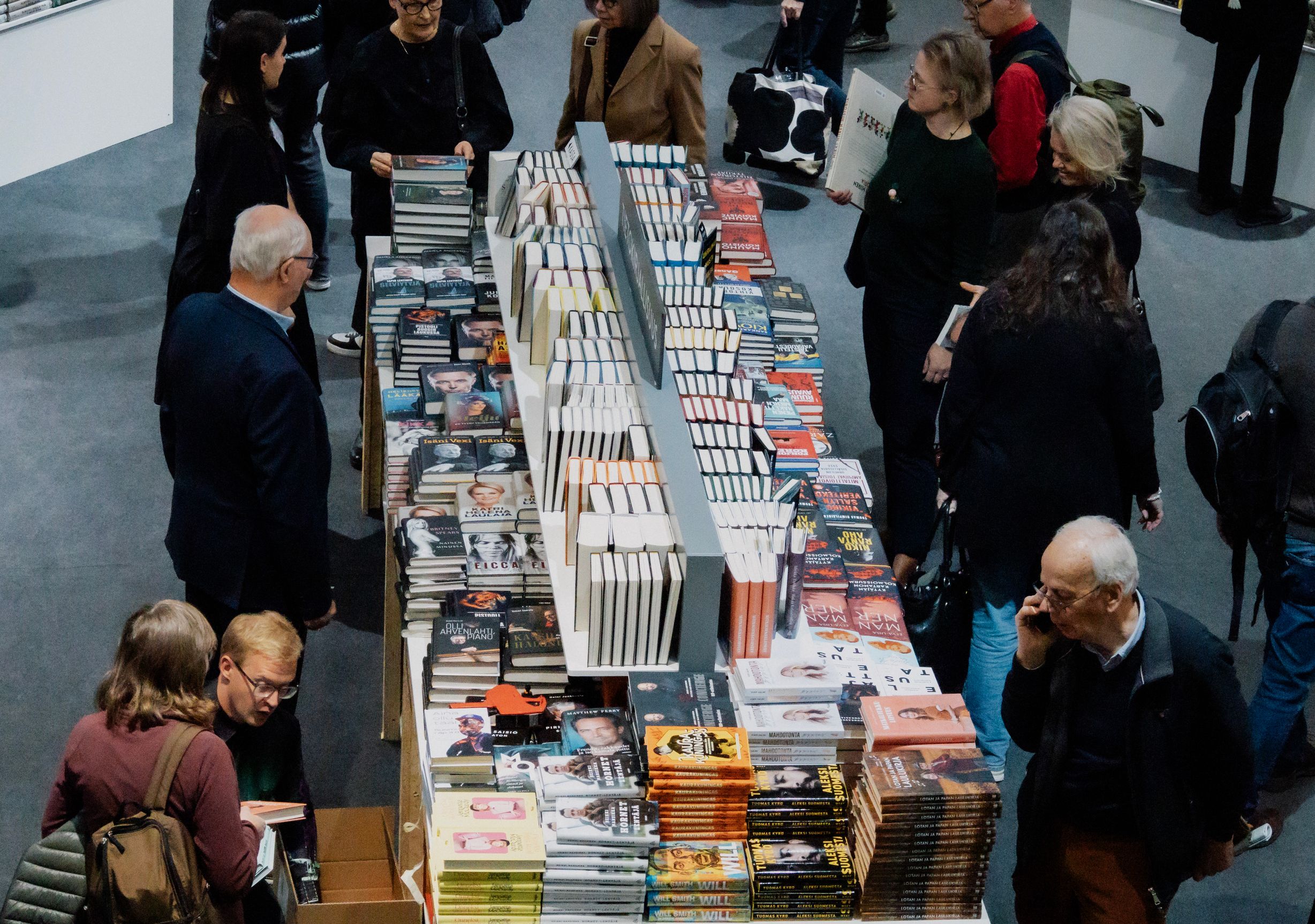 Ihmisiä kirjamessuilla