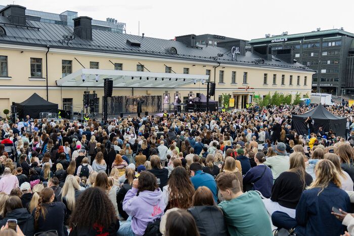 Публика на концерте под открытым небом. (Yleisö ulkoilmakonsertissa kaupungilla.)