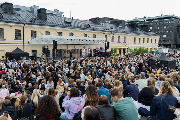Публика на концерте под открытым небом. (Yleisö ulkoilmakonsertissa kaupungilla.)