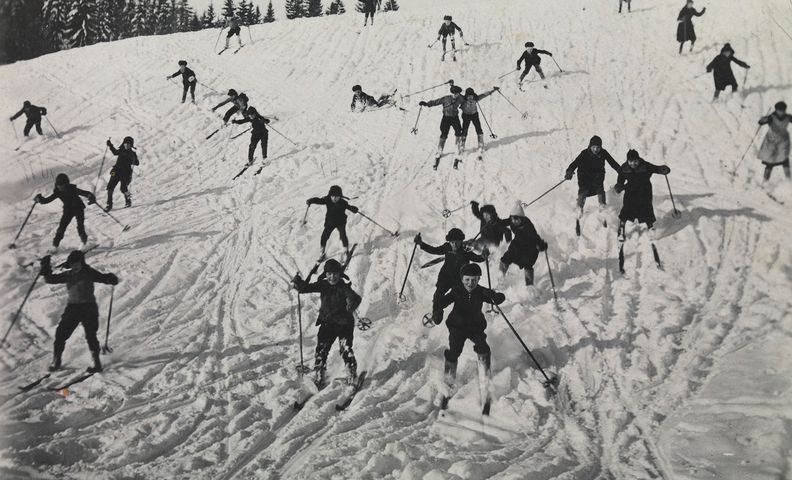 Чёрно-белая фотография: ученики начальной школы Нуиямаа на лыжных каникулах (Mustavalkoinen valokuva: Nuijamaan kansakoulun oppilaat hiihtolomalla)