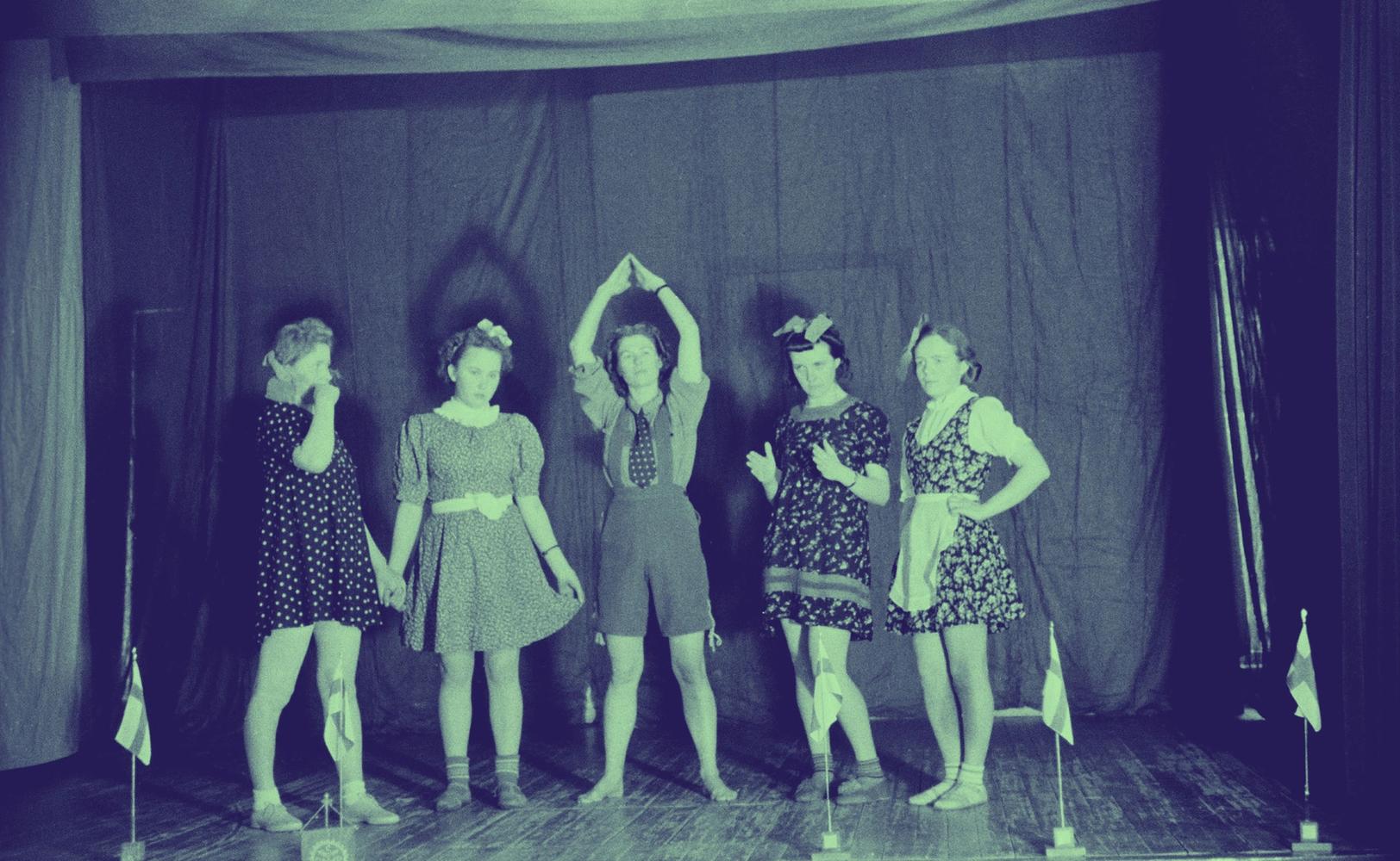 Kuva: Iltamat, esitys lavalla