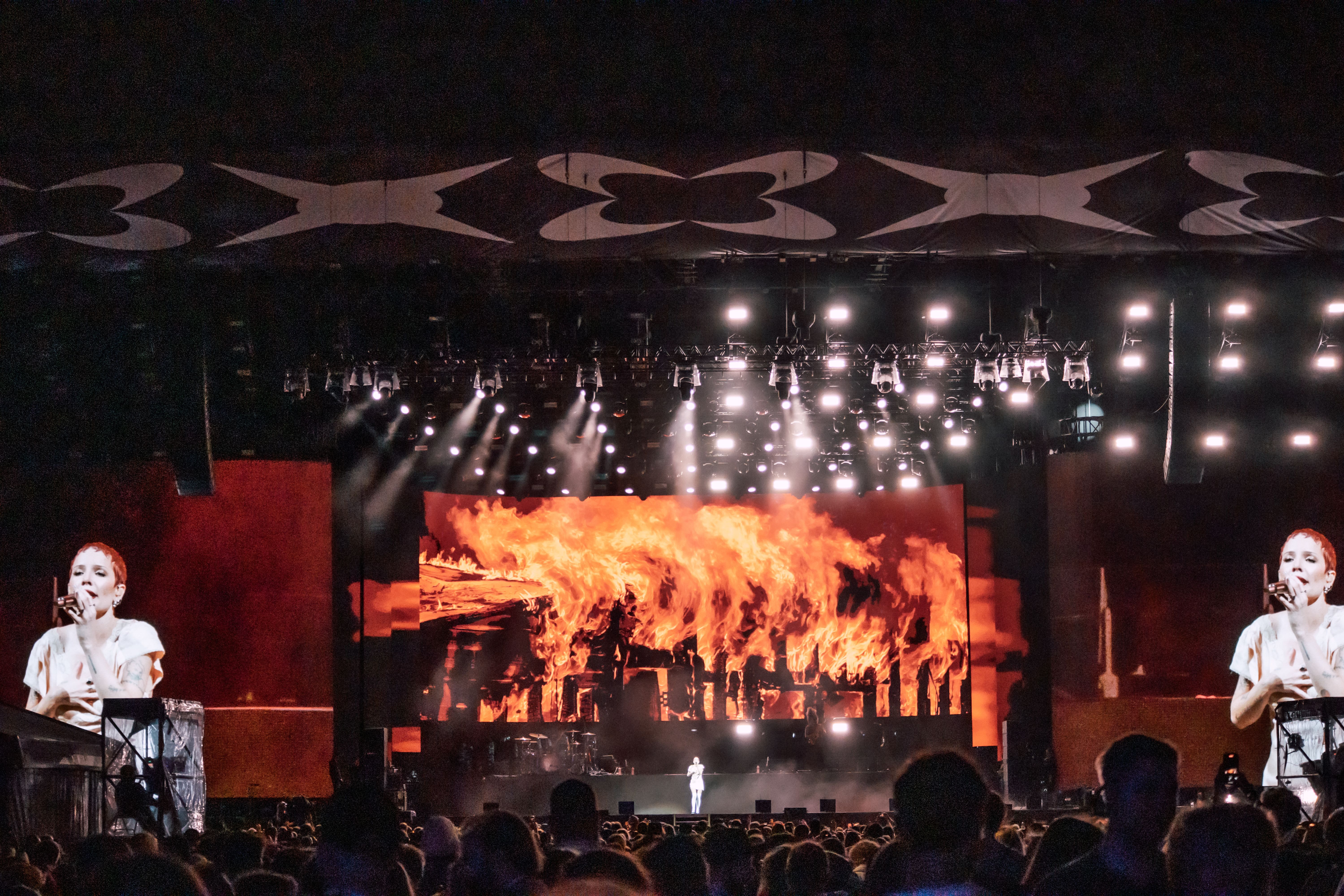 Laulaja Halsey Flow-festivaalilla 