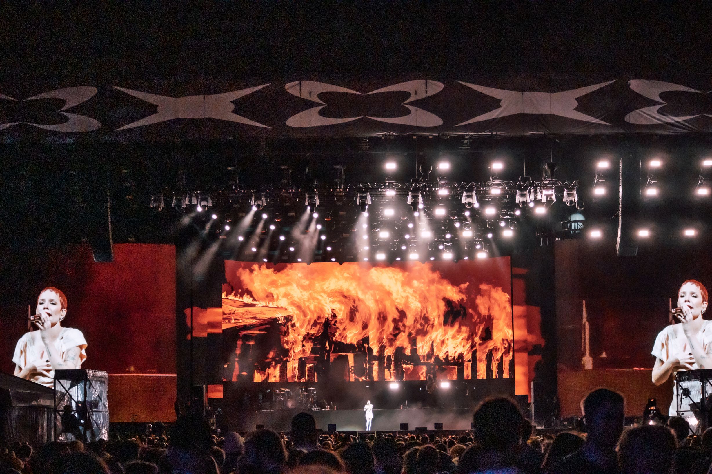 Laulaja Halsey Flow-festivaalilla