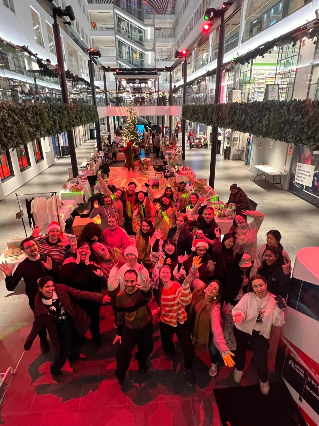 Участники предпринимательской игры организации Startup refugees (Startup refugeesin Yrittäjyyspelin osallistujia)