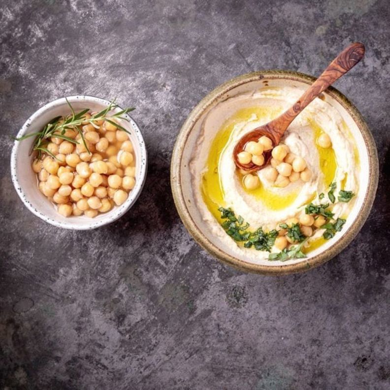 Тарелка с хумусом и миска с нутом (Lautanen hummusta ja kulho kikherneitä).