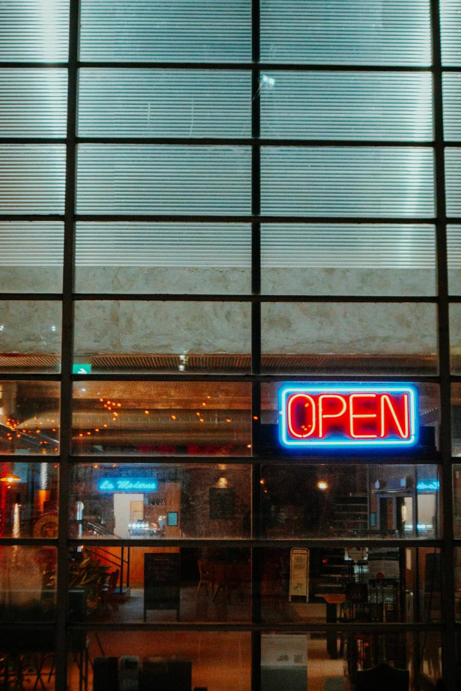 Неоновая вывеска «OPEN» на здании кафе (Neon-kyltti “OPEN” kahvilan ikkunassa)