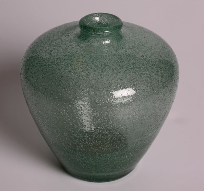 Kuvassa Gunnel Nymanin suunnittelema lasimaljakko