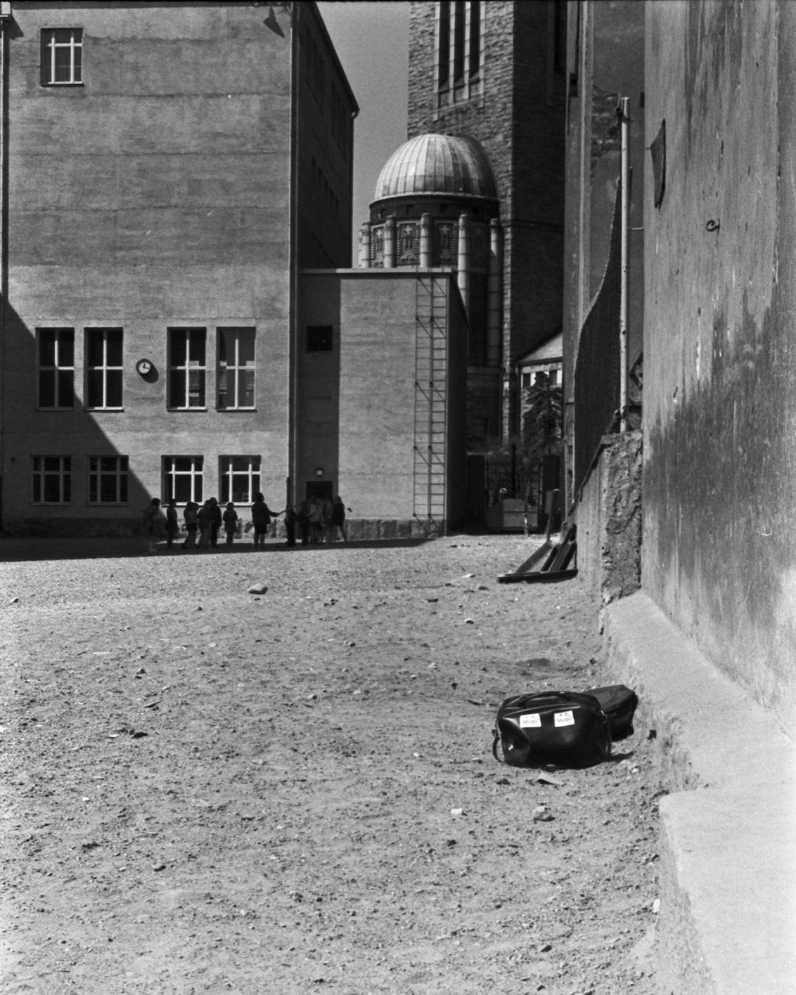 Пара школьных сумок на дворе школы Каллио (Pari koululaukkua Kallion kansakoulun pihalla)