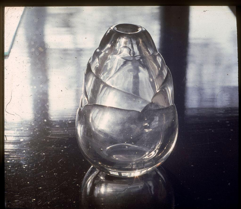 Kuvassa Gunnel Nymanin suunnittelema lasimaljakko