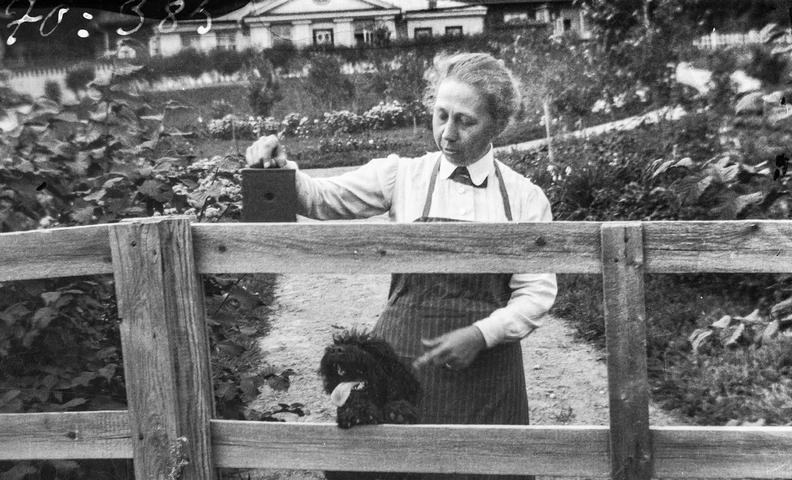 Архитекторка Виви Ленн в саду (Arkkitehti Wivi Lönn puutarhassaan)