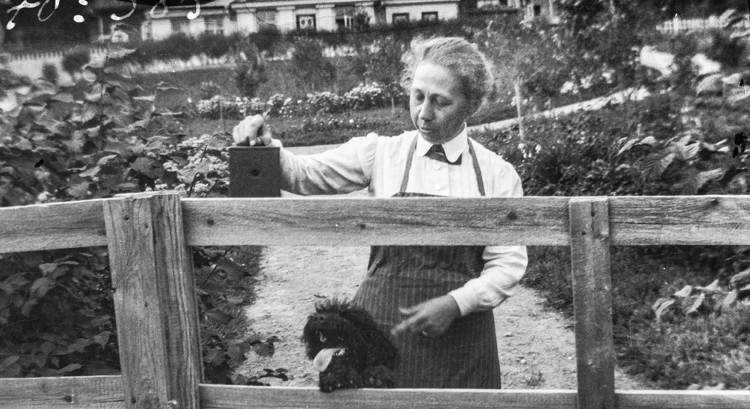 Архитекторка Виви Ленн в саду (Arkkitehti Wivi Lönn puutarhassaan)