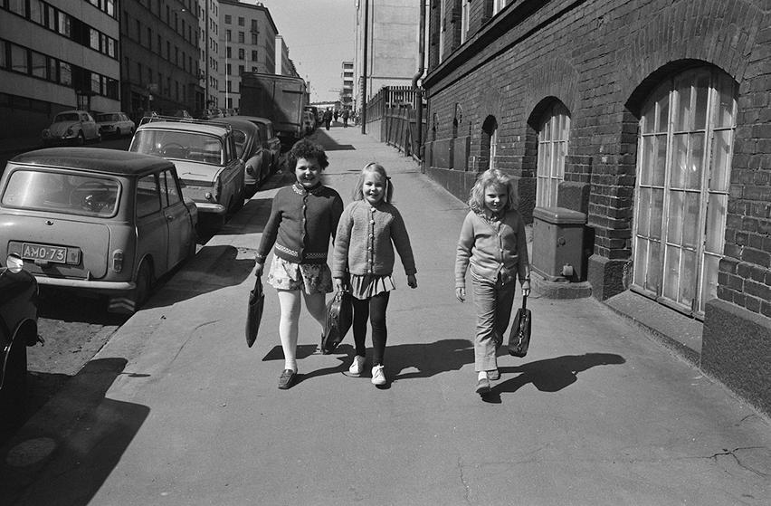 Kuva: Rista Simo SER, v. Neljäs linja 9. Kolme tyttöä koululaukkuineen kävelemässä Neljännellä linjalla kohti Porthaninkatua. 1970. Helsinki City Museum.