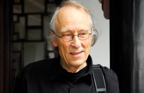 Yrjö Kukkapuro hymyilee silmälasit päässään