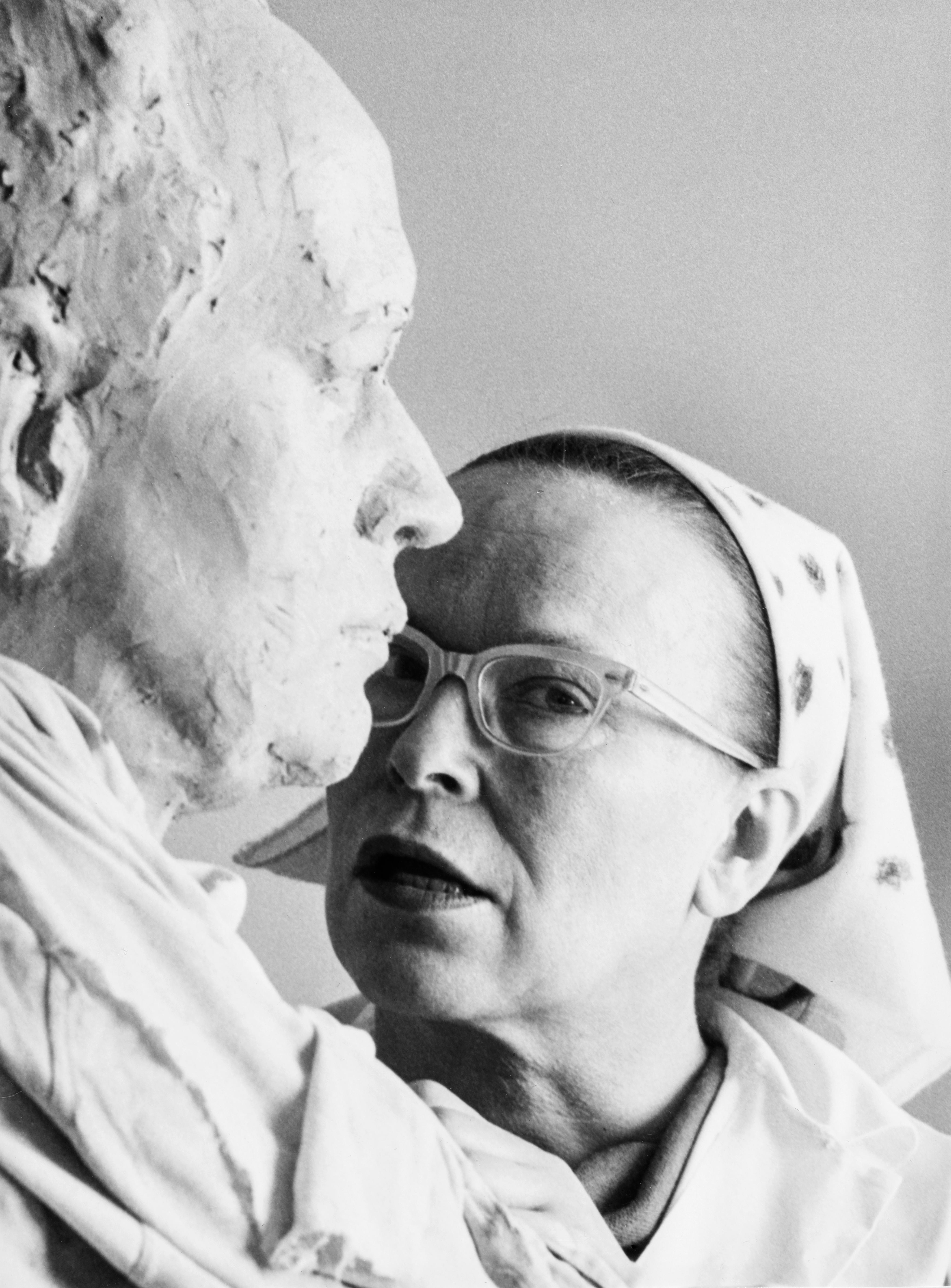 Kuvassa Eila Hiltunen veistoksensa kanssa