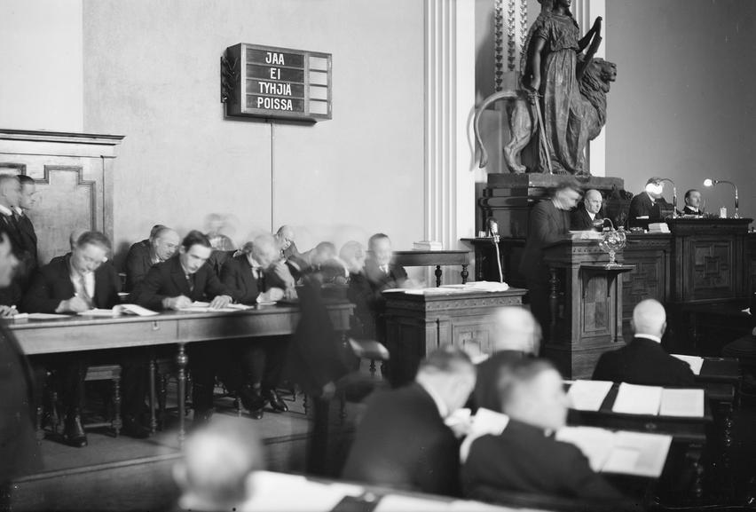 Kuva: Pietinen, k. äänestys eduskunnassa. 1930. Finnish Heritage Agency. Historian kuvakokoelma. Pietisen kokoelma.