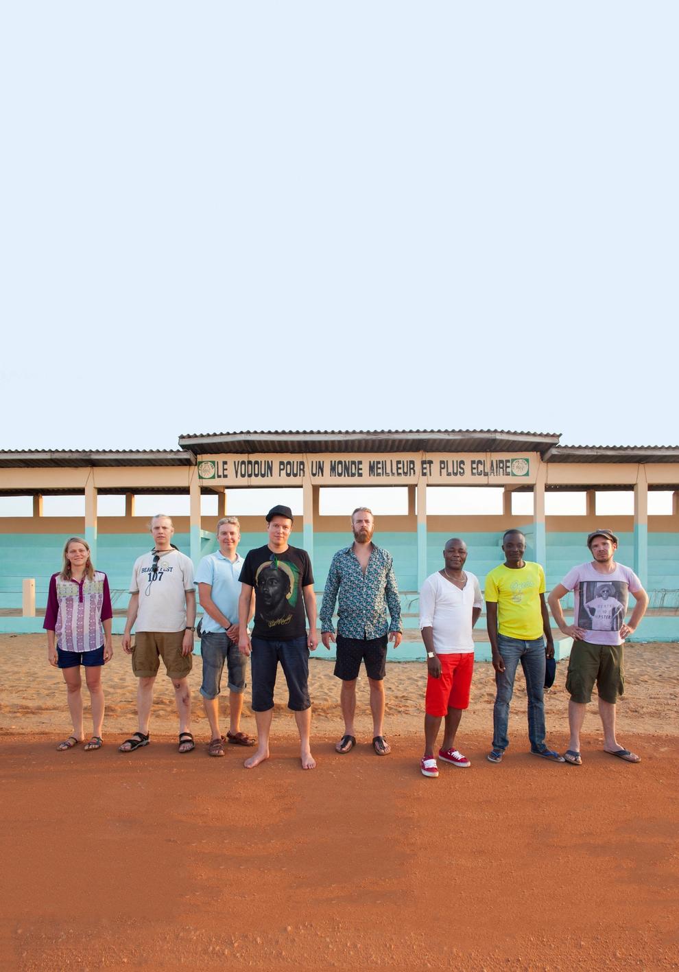 Восемь членов ансамбля Helsinki-Cotonou Ensemble (Helsinki-Cotonou Ensemble -yhtyeen kahdeksan jäsentä)