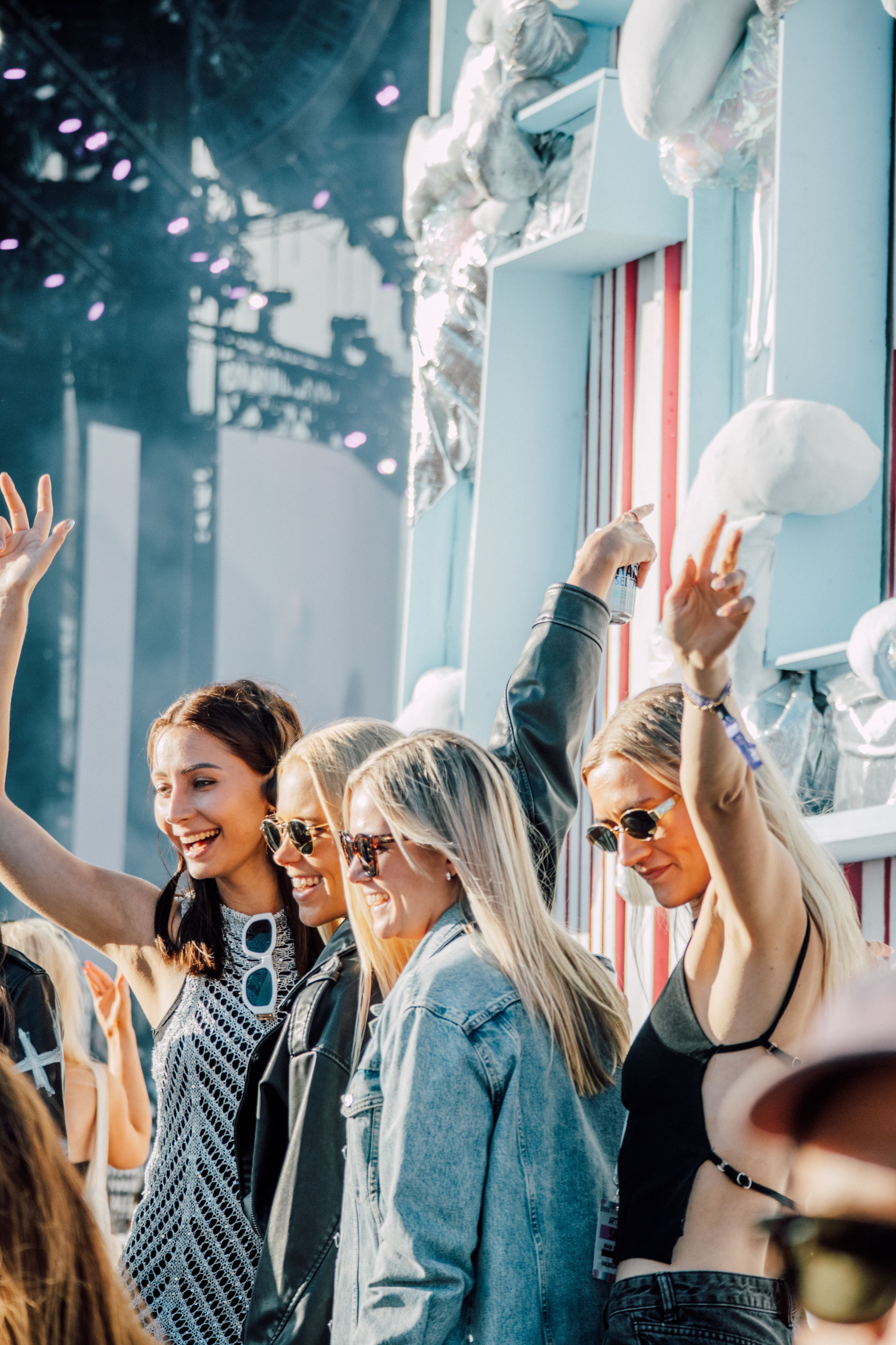 Ihmisiä Flow-festivaalilla Helsingissä