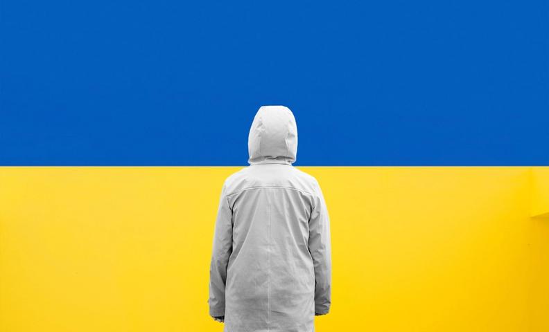 Человек перед флагом Украины / Henkilö Ukrainan lipun edessä