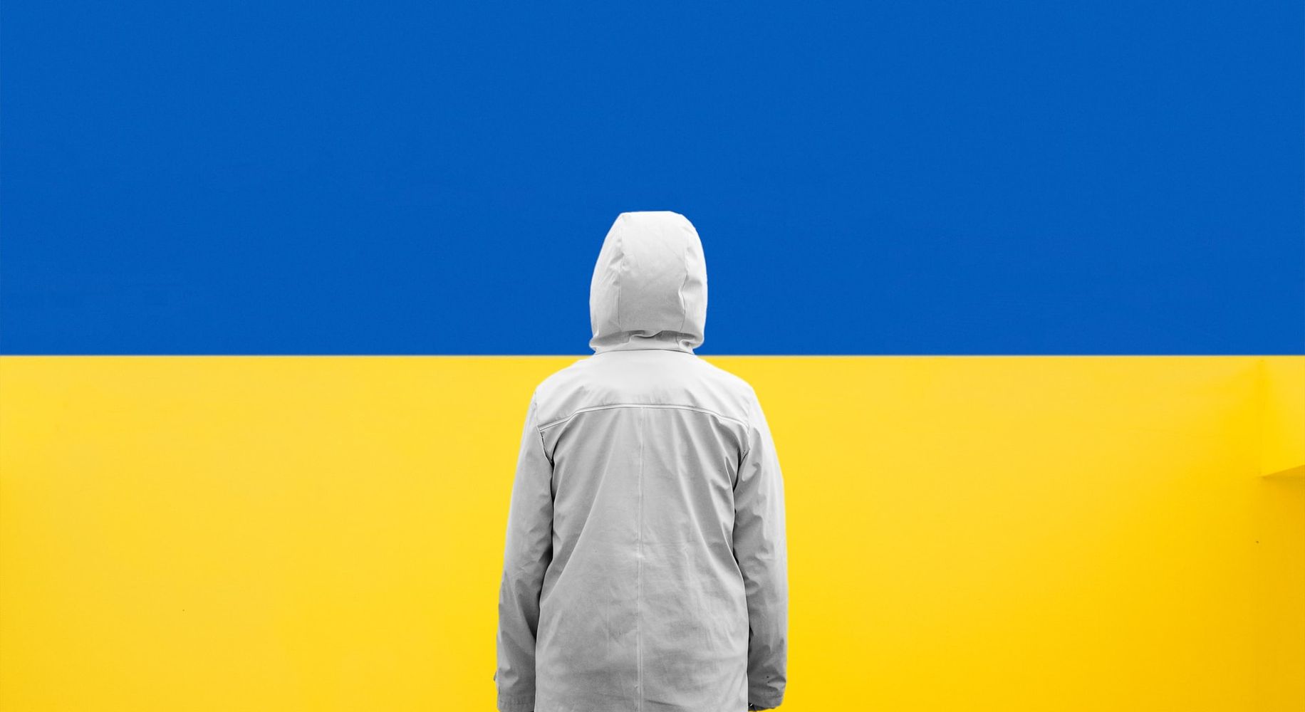 Человек перед флагом Украины / Henkilö Ukrainan lipun edessä