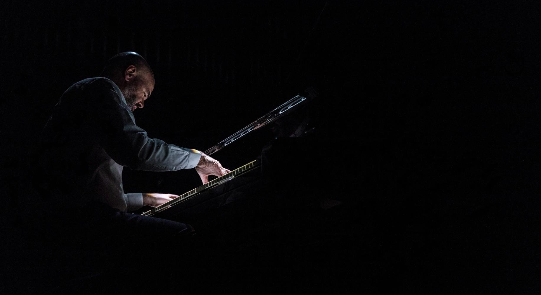 Kuvassa mies soittamassa pianoa