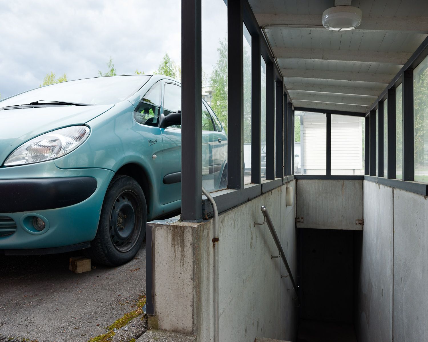 Машина и вход в подвал (Auto ja kellarin sisäänkäynti)