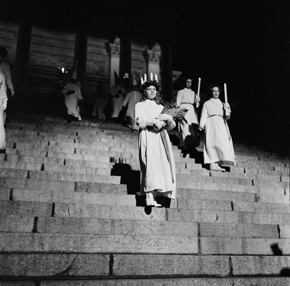 Lucia-neito laskeutuu Helsingin Tuomiokirkon portaita