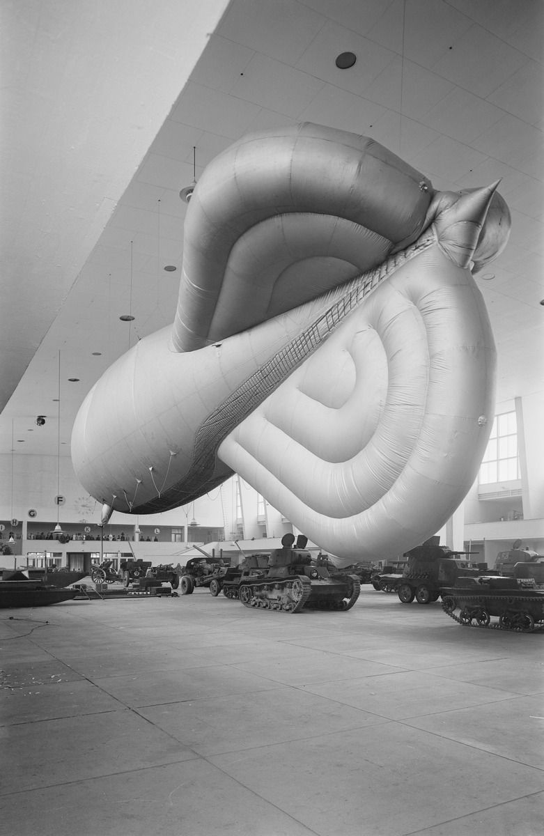 Sotasaalisnäyttely Messuhallissa vuonna 1941. 