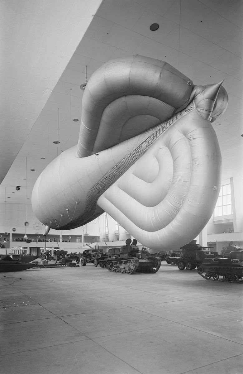 Sotasaalisnäyttely Messuhallissa vuonna 1941.