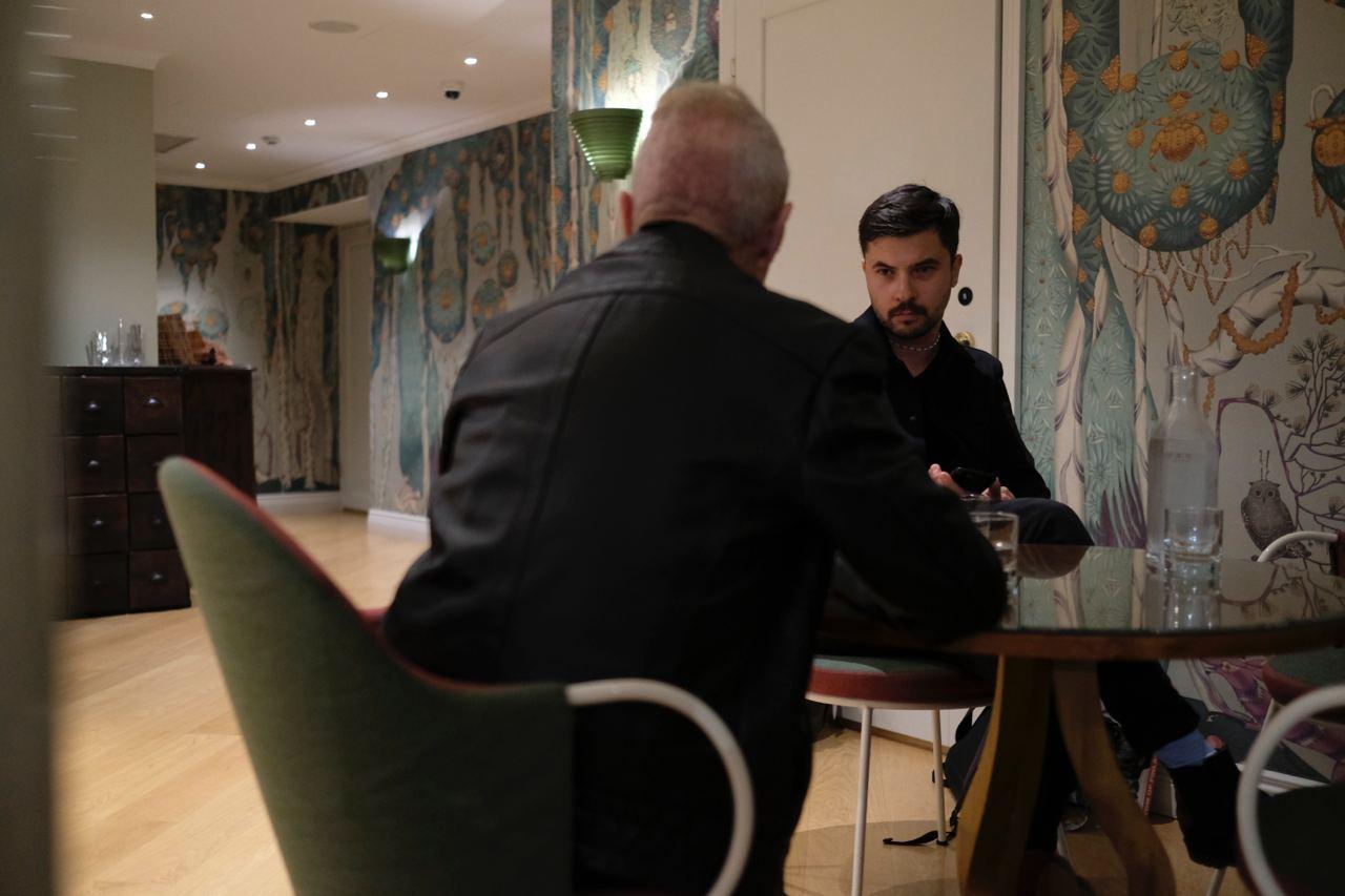 Kuvassa Durk Dehner Anton Isiukovin haastattelemana. Durk istuu selin kameraan.