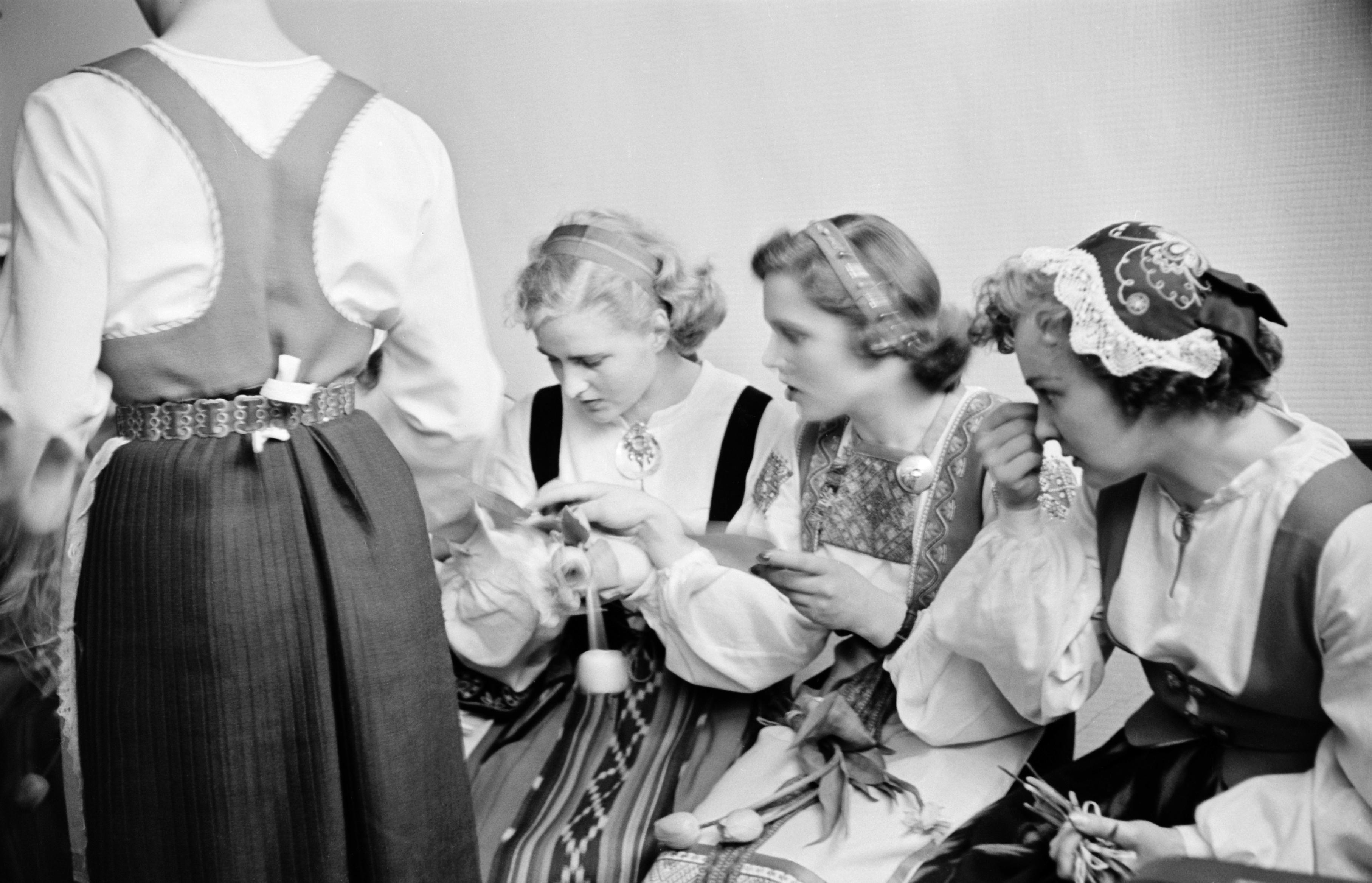 Финалистки конкурса Suomen Neito 1953 (Suomen Neitо -kilpailun finalistit takahuoneessa vuonna 1953)