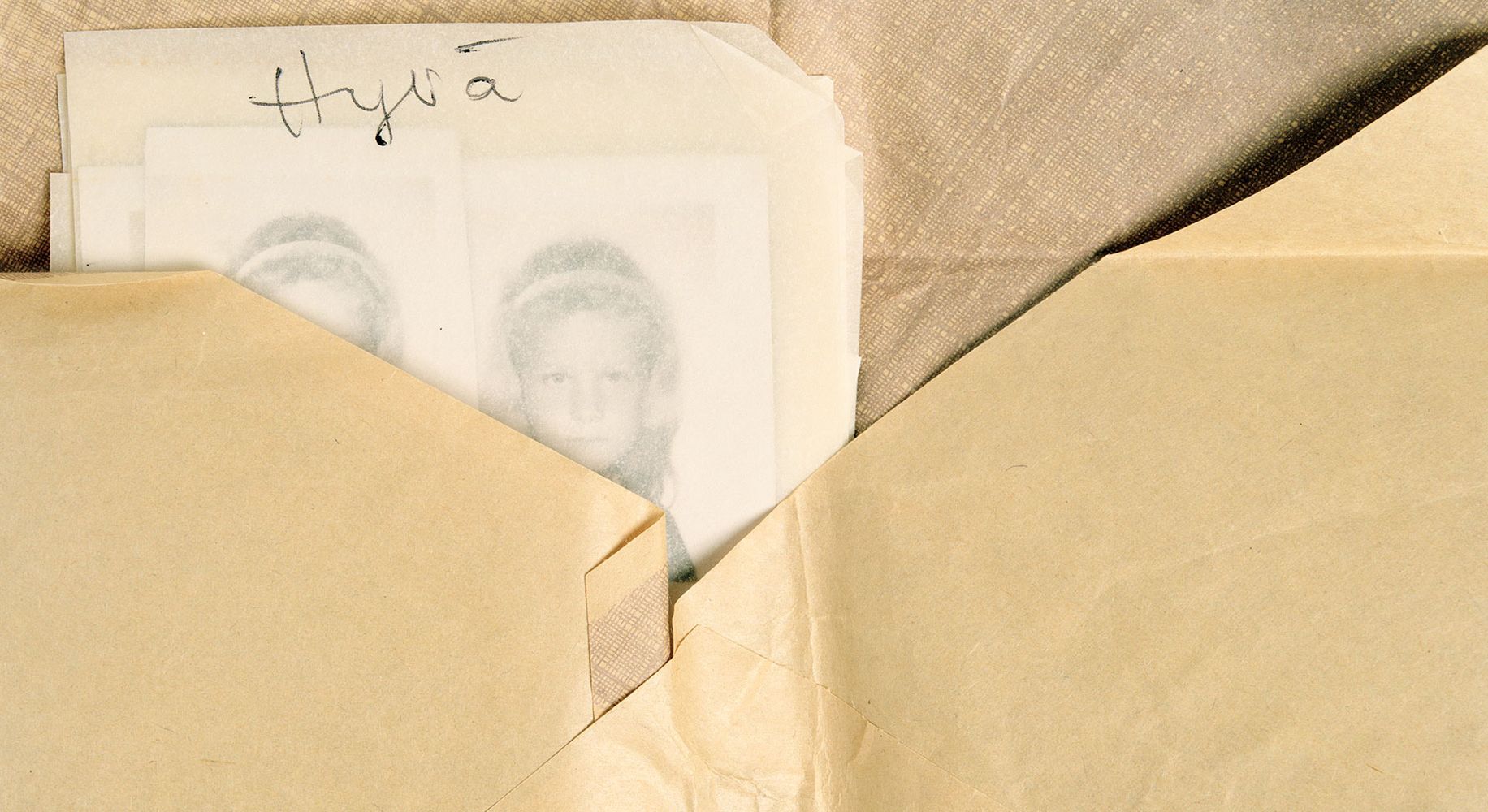 Старый конверт с вложенной детской фотографией и надписью «Hyvä» (Vanha kirjekuori, jossa on lapsen valokuva ja kirjoitus “Hyvä”)