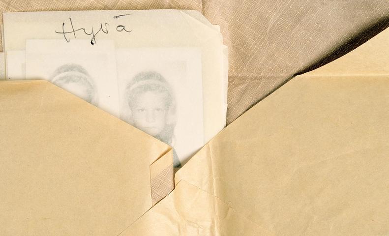 Старый конверт с вложенной детской фотографией и надписью «Hyvä» (Vanha kirjekuori, jossa on lapsen valokuva ja kirjoitus “Hyvä”)