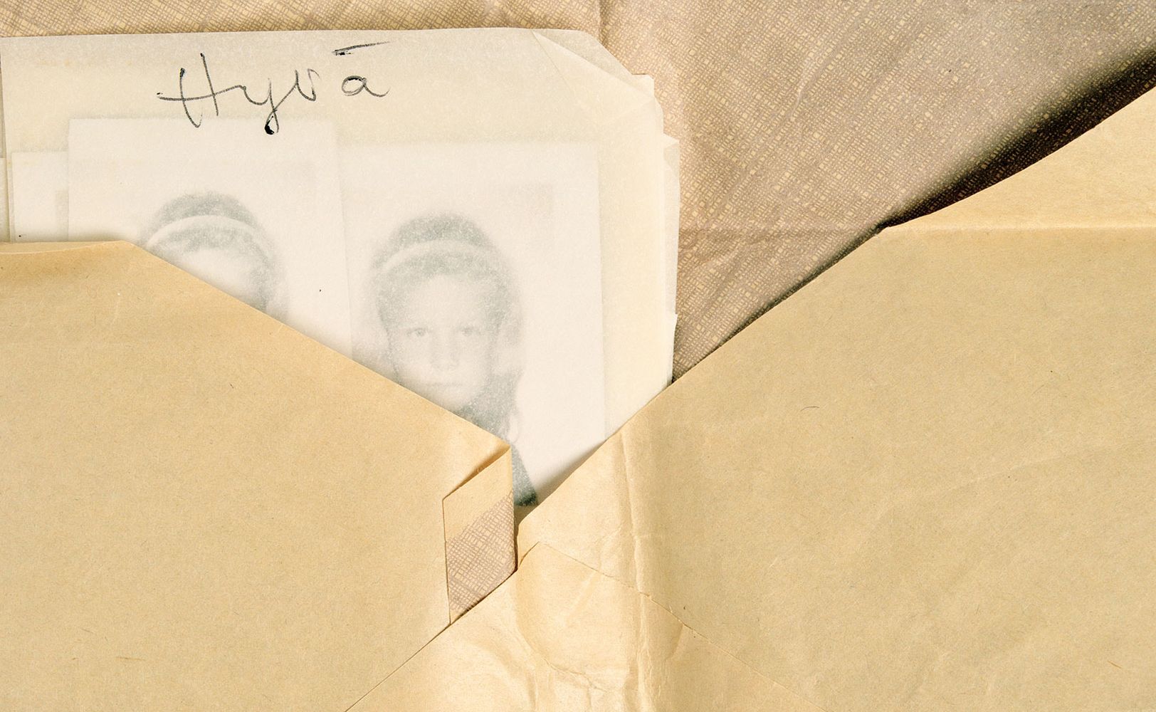 Старый конверт с вложенной детской фотографией и надписью «Hyvä» (Vanha kirjekuori, jossa on lapsen valokuva ja kirjoitus “Hyvä”)