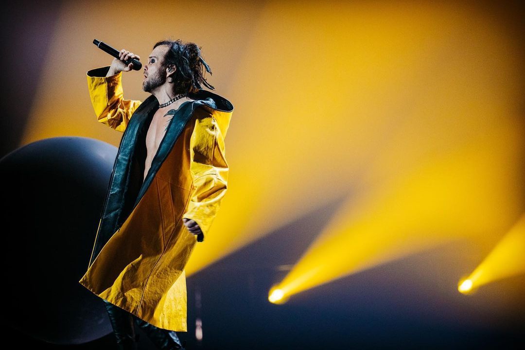 Kuvassa Rasmus-yhtyeen solisti esiintymässä pukusuunnittelija Teemu Muurimäen suunnitellussa keltaisessa asussa