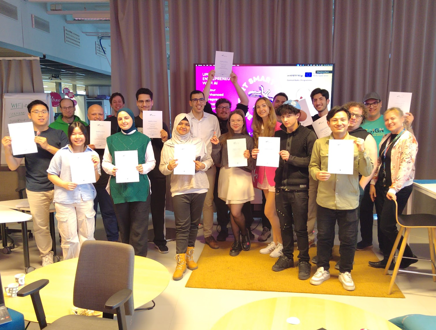 Участники мероприятия организации Startup refugees с сертификатами в руках (Startup refugeesin tapahtuman osallistujia todistukset käsissään)