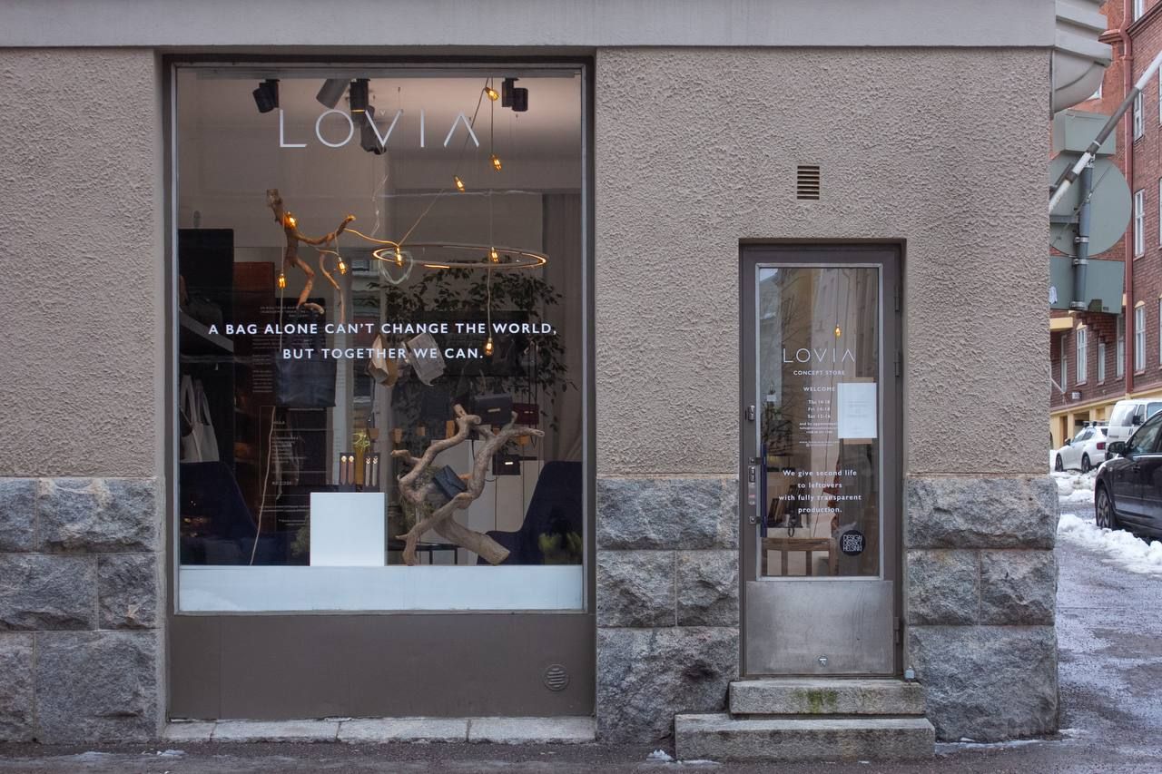 Витрина и вход в магазин Lovia (Lovia-myymälän näyteikkuna ja sisäänkäynti)