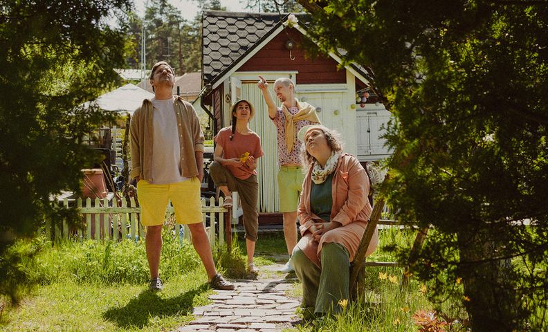 Люди в саду у домика  (Ihmisiä puutarhassa mökin edessä)