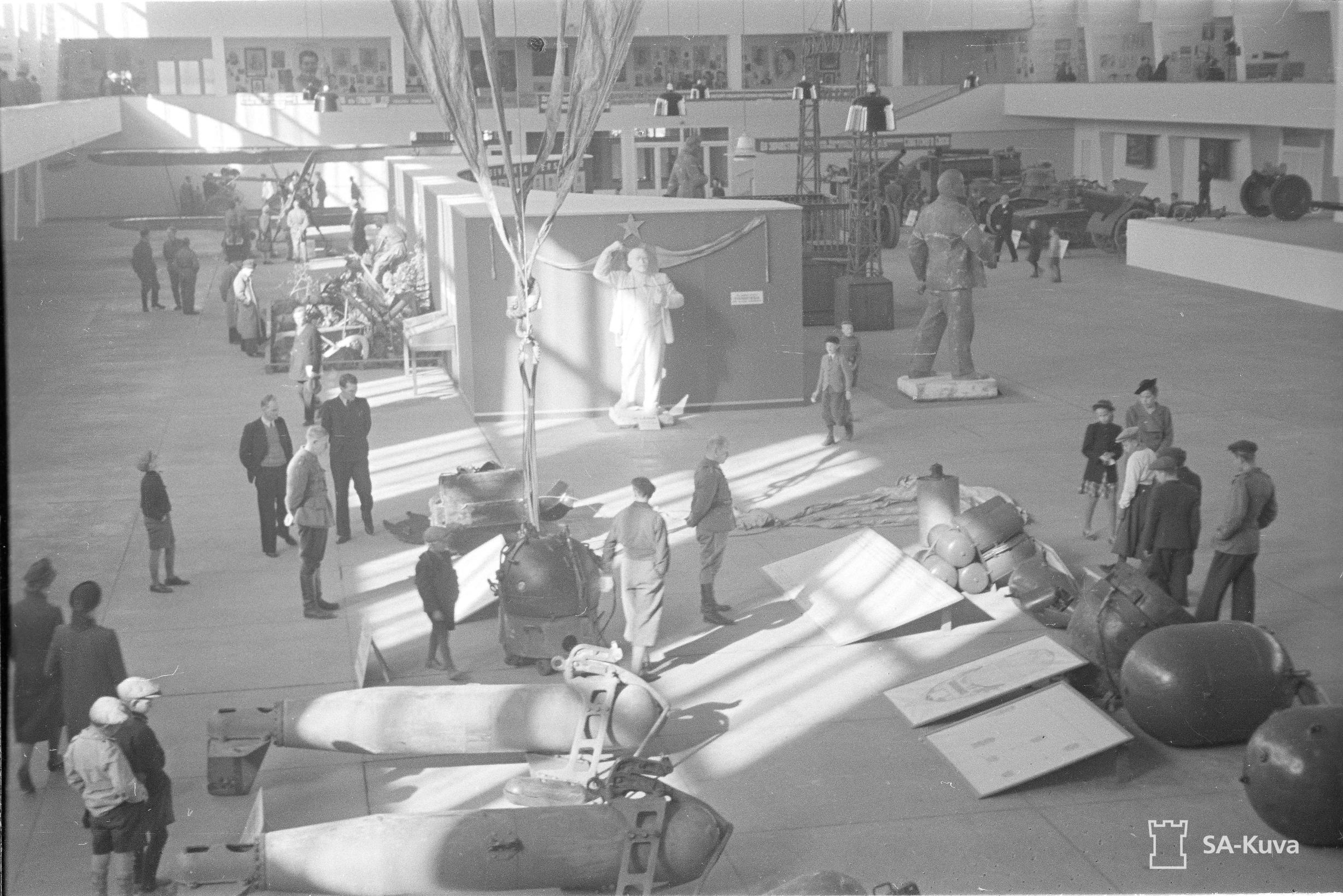 Sotamuistonäyttely Helsingin Messuhallissa vuonna 1941