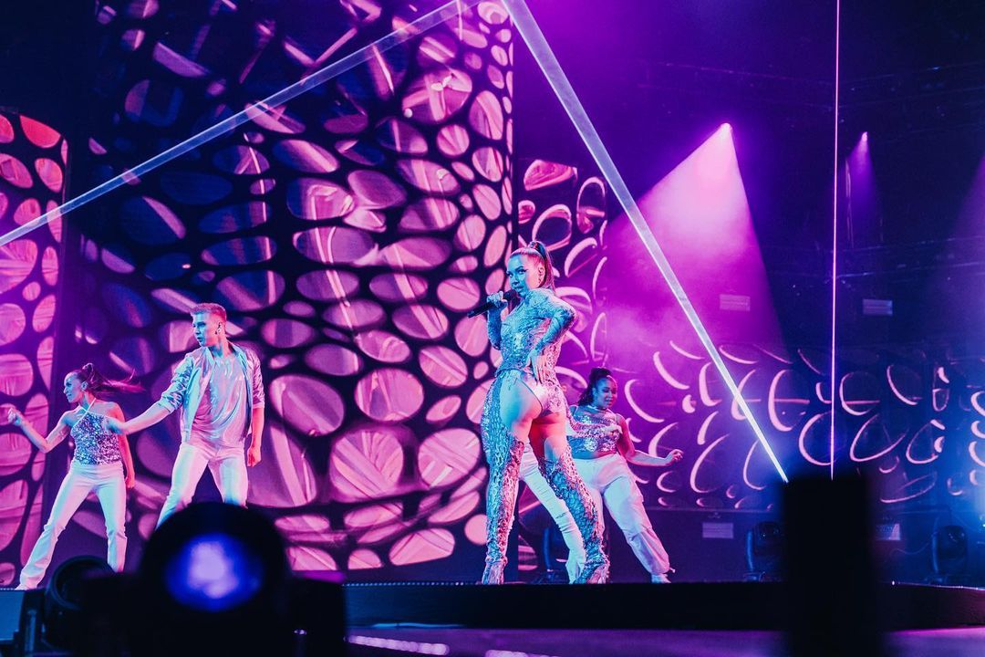 Kuvassa laulaja Bess esiintymässä lavalla