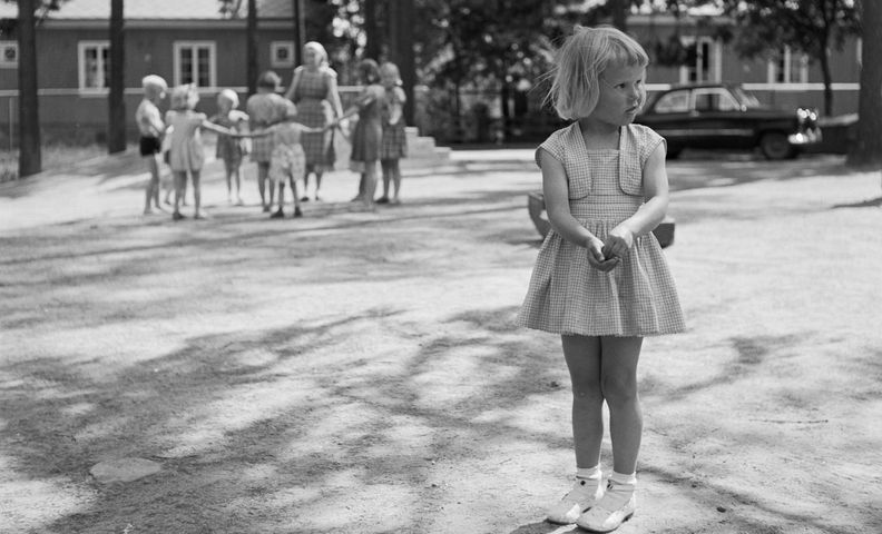 Дети под присмотром воспитательниц в парке (Lapset puistotätien hoivissa)