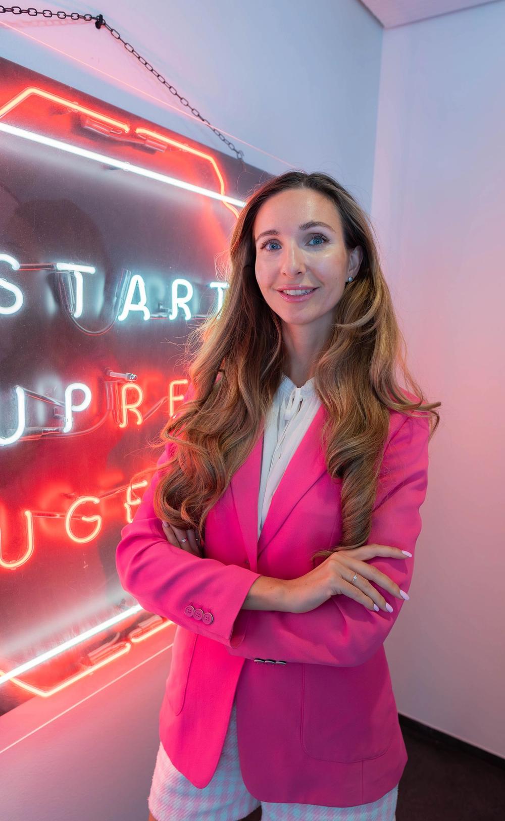 Марина Берзина на фоне баннера организации Startup refugees (Marina Berzina poseeraamassa Startup refugeesin kyltin vieressä)