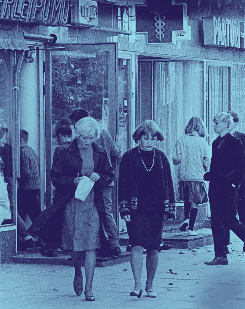 Kuva: Haapasaari, M. Ihmisiä kävelemässä kadulla. Hyvinkään kaupunginmuseo.