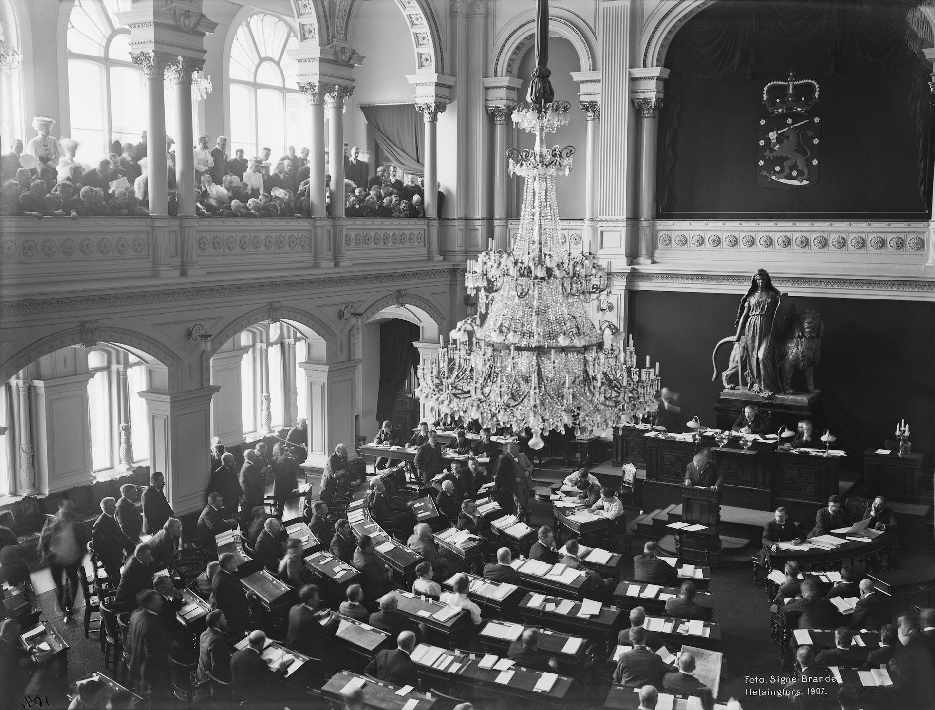 Заседание парламента Финляндии (Ensimmäisten yksikamaristen valtiopäivien istunto Palokunnantalon juhlasalissa)