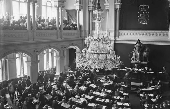 Заседание парламента Финляндии (Ensimmäisten yksikamaristen valtiopäivien istunto Palokunnantalon juhlasalissa)