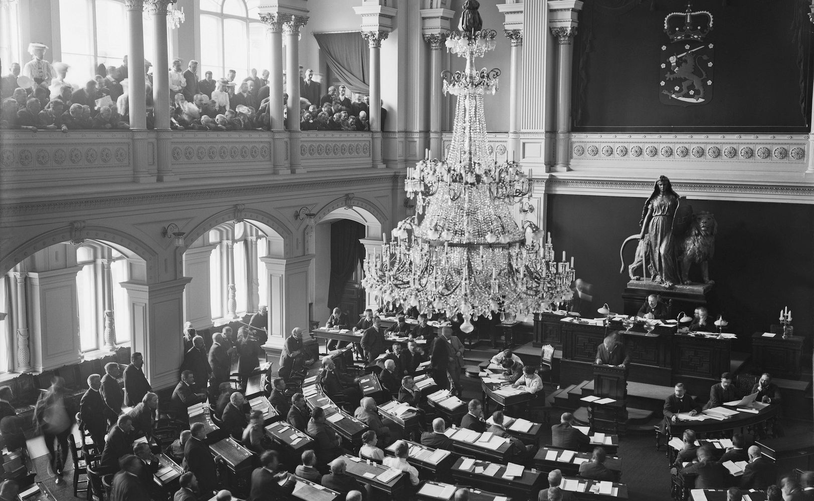 Заседание парламента Финляндии (Ensimmäisten yksikamaristen valtiopäivien istunto Palokunnantalon juhlasalissa)