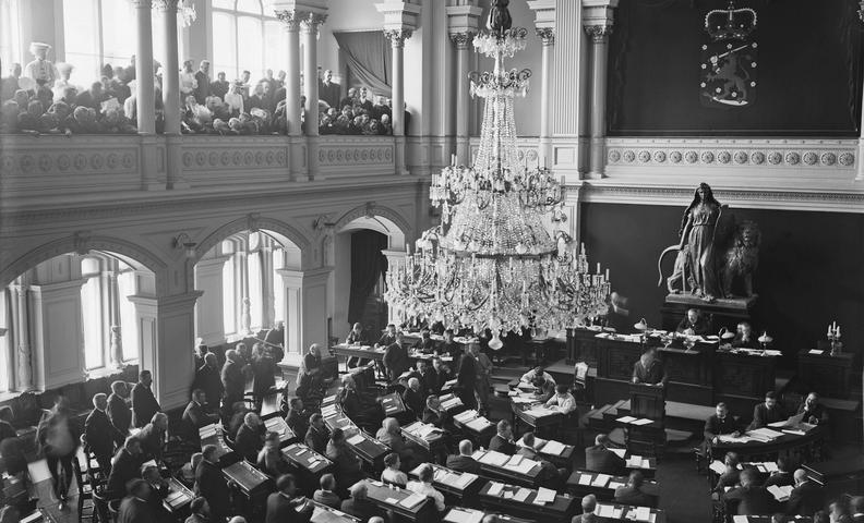 Заседание парламента Финляндии (Ensimmäisten yksikamaristen valtiopäivien istunto Palokunnantalon juhlasalissa)