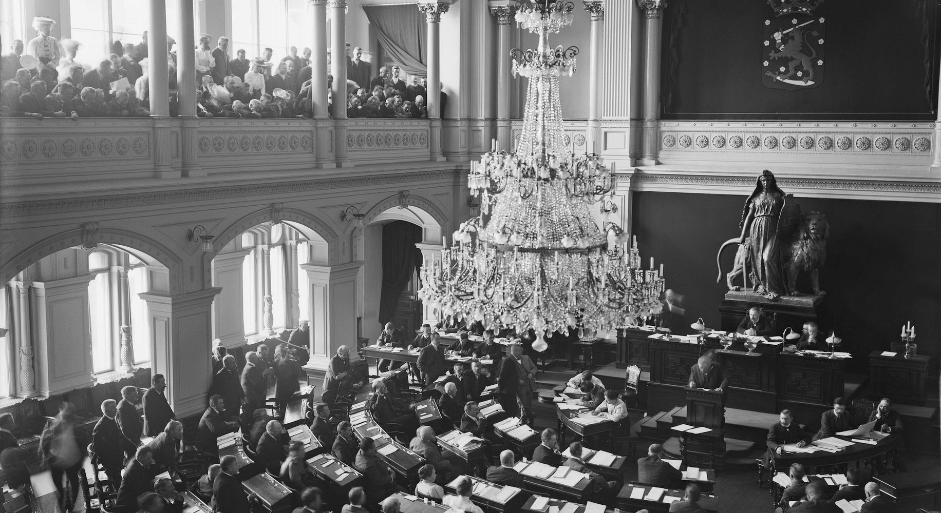 Заседание парламента Финляндии (Ensimmäisten yksikamaristen valtiopäivien istunto Palokunnantalon juhlasalissa)